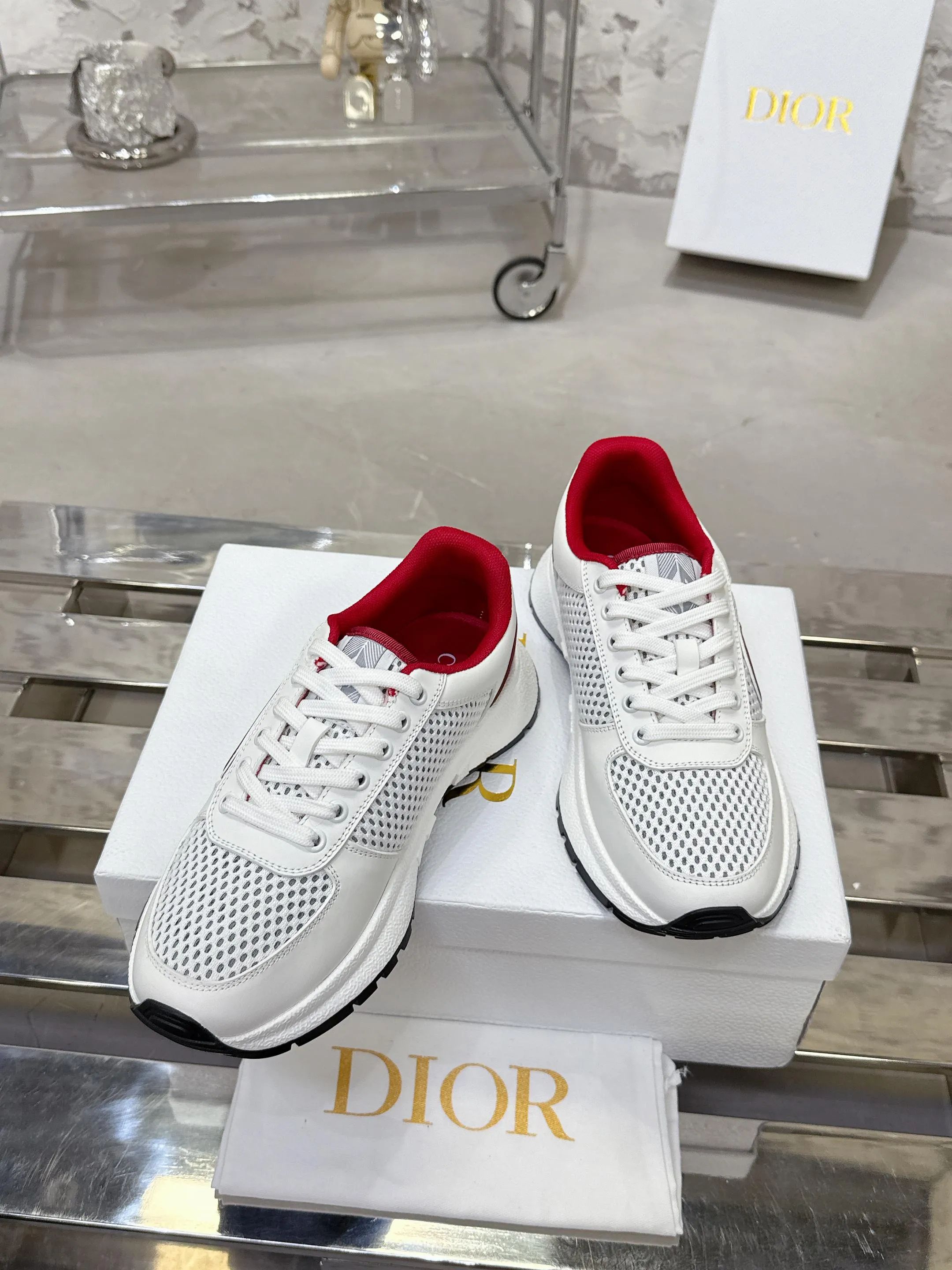 Factory price 680💰 Top version! ! ! Dior Dior's latest Run'n'Dior series, couple's thick-soled casual sneakers, originally purchased, developed and manufactured. This Run'n'Dior reinterprets sports style with an elegant and fashionable shape. The upper is crafted from white mesh fabric and features the Christian Dior Paris signature on the laces and heel. The exquisite two-color sole is light and soft, which can add a high-end temperament to all kinds of casual looks. Exquisite packaging at the delivery counter 🛍📦 ▪️Fabric: Original customized imported first-layer cowhide ▪️Inner lining: Imported original lining ▪️Sole: Original molded non-slip TPU material ▪️Size: Women's 35-41 / Men's 39-46 (Female 40 41 / Men's 38.45.46 customized)